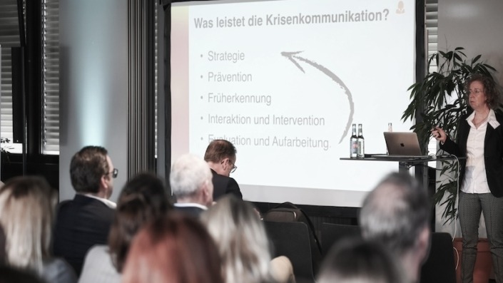 Kerstin Hoffmann hält einen Vortrag zum Thema Krisenkommunikation